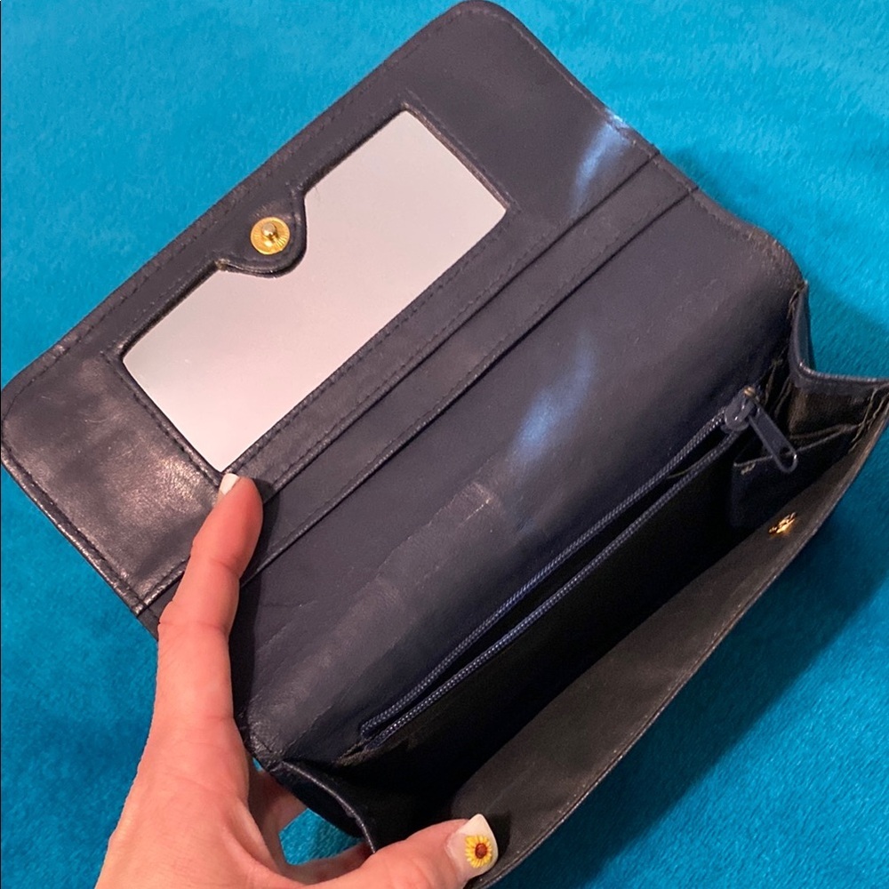Elegant Black Wallet with Premium Leather Finish - Picture 5 of 10
